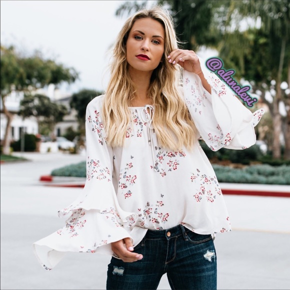 Private Label Tops - ❗️Sale ❗️ ' Floral Printed Flare Sleeve Blouse